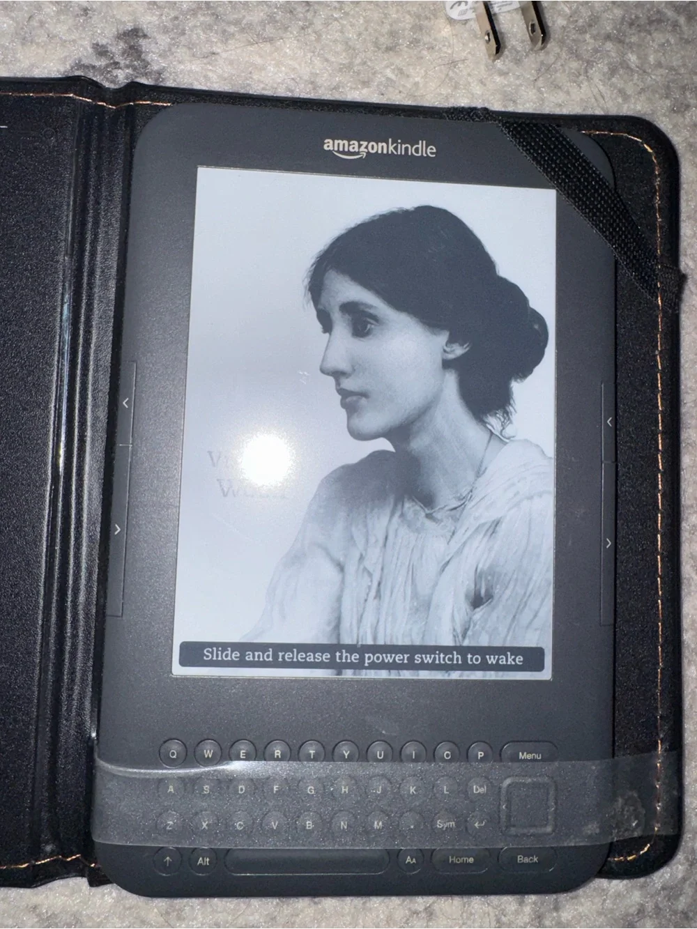 E-Reader in Black - Kindle with Protective Cover